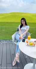 身段曼妙气质新人女生逗逗身着紧身白色T恤牛仔裤青青草原旅拍写真图集