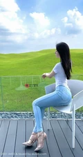 身段曼妙气质新人女生逗逗身着紧身白色T恤牛仔裤青青草原旅拍写真图集