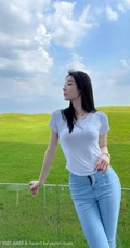 身段曼妙气质新人女生逗逗身着紧身白色T恤牛仔裤青青草原旅拍写真图集