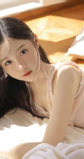 温柔似水，甜美可爱的大眼睛漂亮少女粉衣短裤穿着居家温馨十足写真图集