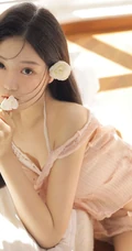 温柔似水，甜美可爱的大眼睛漂亮少女粉衣短裤穿着居家温馨十足写真图集