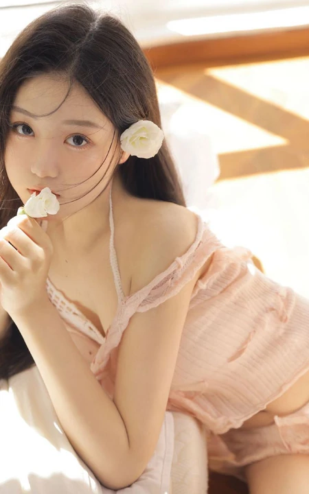 温柔似水，甜美可爱的大眼睛漂亮少女粉衣短裤穿着居家温馨十足写真图集