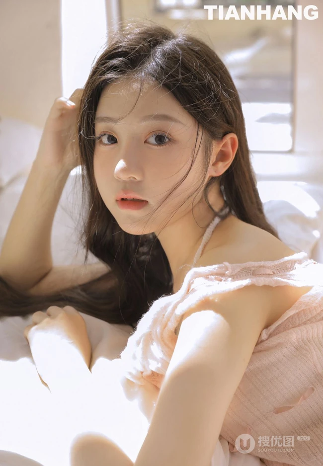 温柔似水，甜美可爱的大眼睛漂亮少女粉衣短裤穿着居家温馨十足写真图集