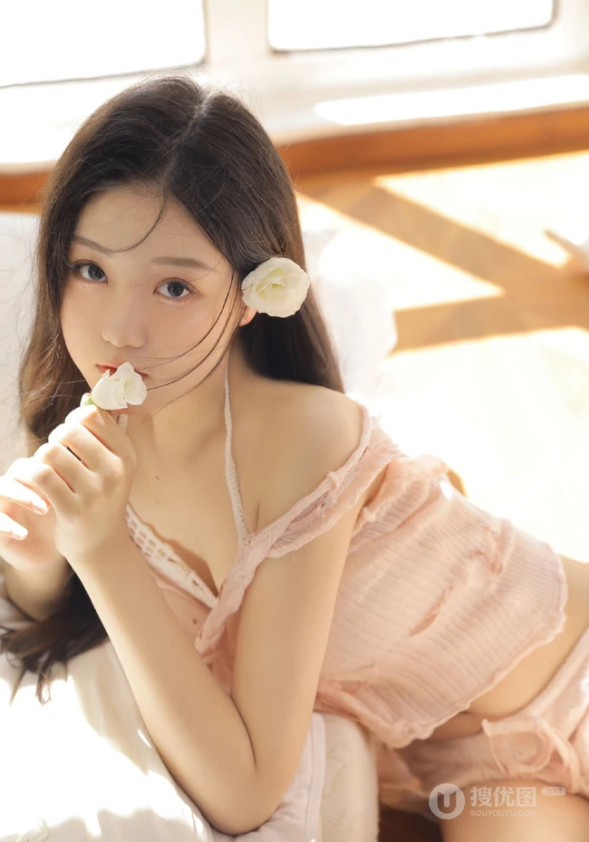 温柔似水，甜美可爱的大眼睛漂亮少女粉衣短裤穿着居家温馨十足写真图集