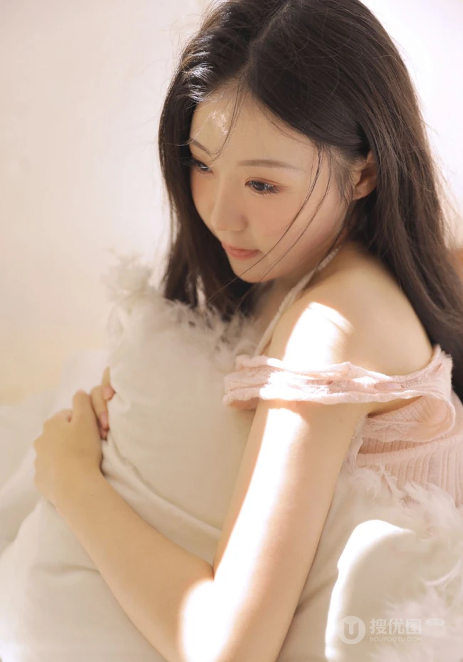 温柔似水，甜美可爱的大眼睛漂亮少女粉衣短裤穿着居家温馨十足写真图集