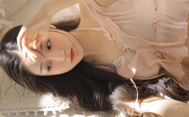 温柔似水，甜美可爱的大眼睛漂亮少女粉衣短裤穿着居家温馨十足写真图集