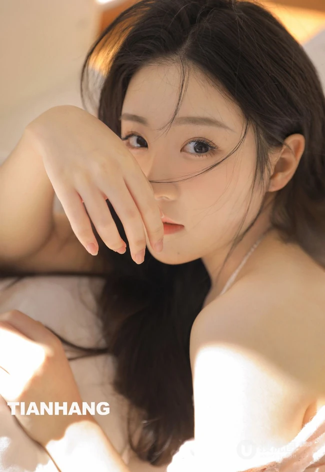 温柔似水，甜美可爱的大眼睛漂亮少女粉衣短裤穿着居家温馨十足写真图集