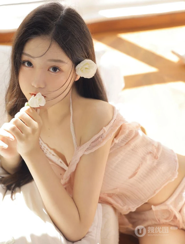 温柔似水，甜美可爱的大眼睛漂亮少女粉衣短裤穿着居家温馨十足写真图集