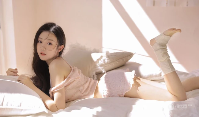 温柔似水，甜美可爱的大眼睛漂亮少女粉衣短裤穿着居家温馨十足写真图集