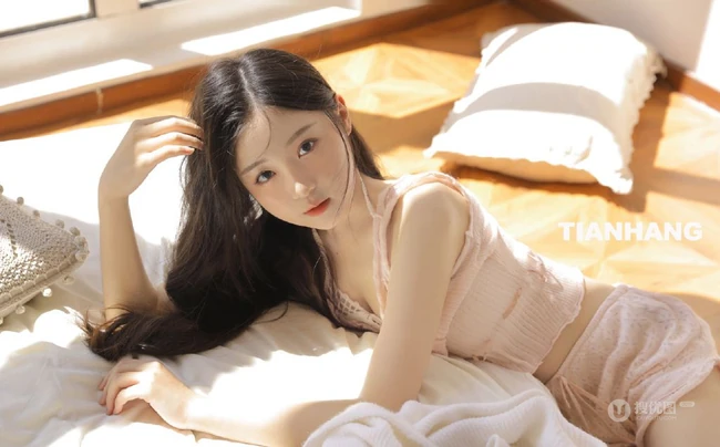 温柔似水，甜美可爱的大眼睛漂亮少女粉衣短裤穿着居家温馨十足写真图集