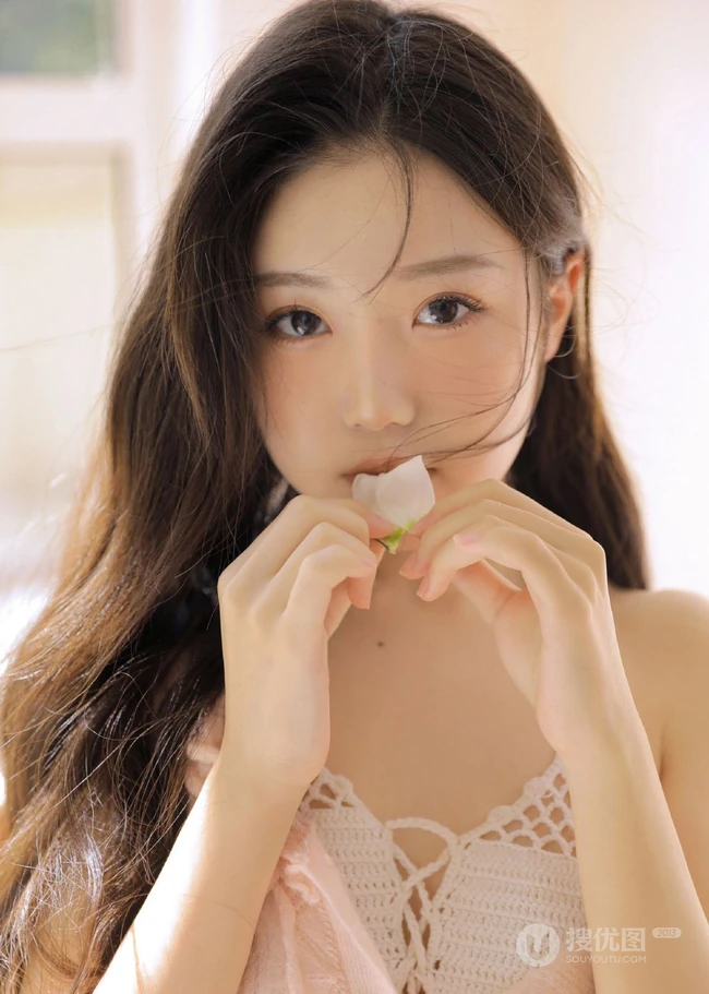 温柔似水，甜美可爱的大眼睛漂亮少女粉衣短裤穿着居家温馨十足写真图集
