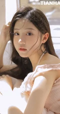 温柔似水，甜美可爱的大眼睛漂亮少女粉衣短裤穿着居家温馨十足写真图集