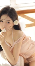 温柔似水，甜美可爱的大眼睛漂亮少女粉衣短裤穿着居家温馨十足写真图集