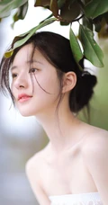 赵露思微博大秀气质锁骨，着礼裙白裙现身户外，并称要抓紧时间穿小裙儿