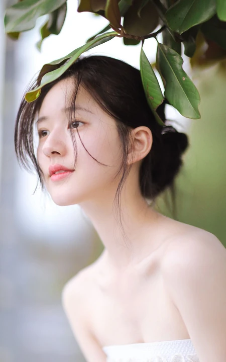 赵露思微博大秀气质锁骨，着礼裙白裙现身户外，并称要抓紧时间穿小裙儿