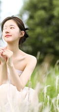 赵露思微博大秀气质锁骨，着礼裙白裙现身户外，并称要抓紧时间穿小裙儿
