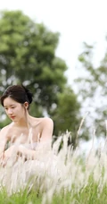 赵露思微博大秀气质锁骨，着礼裙白裙现身户外，并称要抓紧时间穿小裙儿