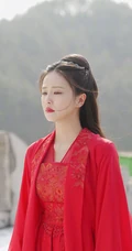 白鹿一袭古风新娘装红裙造型凄柔美丽，电视剧《周生如故》幕后写真照