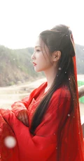白鹿一袭古风新娘装红裙造型凄柔美丽，电视剧《周生如故》幕后写真照