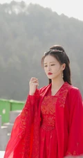 白鹿一袭古风新娘装红裙造型凄柔美丽，电视剧《周生如故》幕后写真照