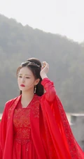 白鹿一袭古风新娘装红裙造型凄柔美丽，电视剧《周生如故》幕后写真照