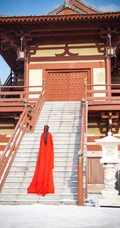 白鹿一袭古风新娘装红裙造型凄柔美丽，电视剧《周生如故》幕后写真照