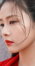 白鹿一袭古风新娘装红裙造型凄柔美丽，电视剧《周生如故》幕后写真照