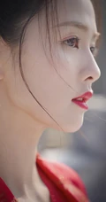 白鹿一袭古风新娘装红裙造型凄柔美丽，电视剧《周生如故》幕后写真照