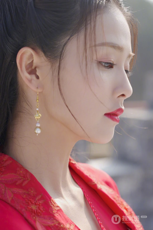 白鹿一袭古风新娘装红裙造型凄柔美丽，电视剧《周生如故》幕后写真照