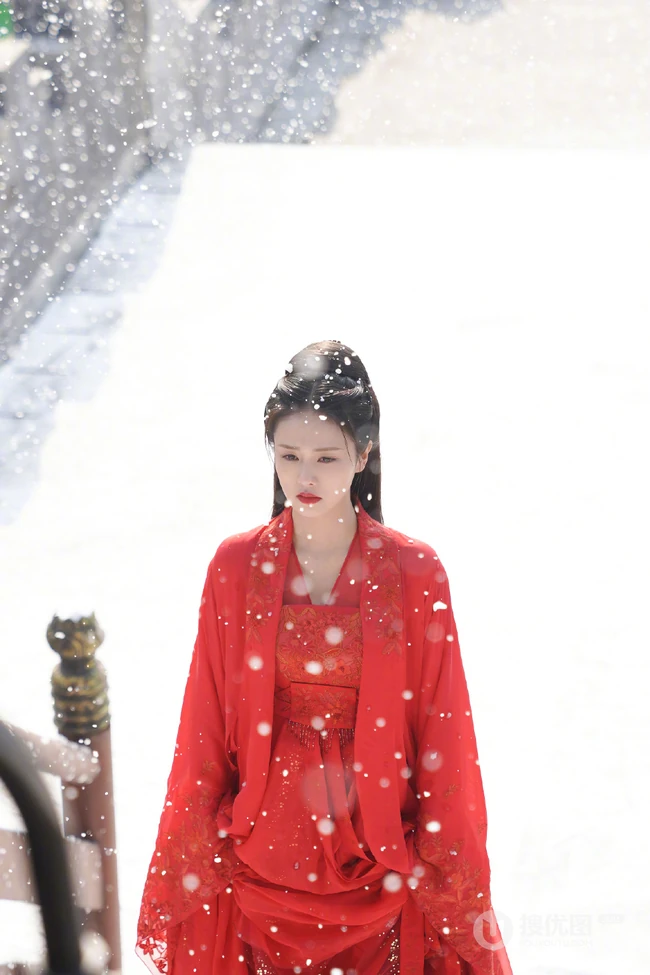 白鹿一袭古风新娘装红裙造型凄柔美丽，电视剧《周生如故》幕后写真照
