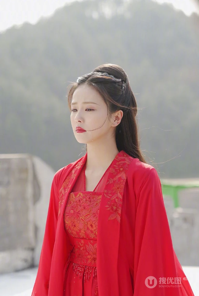 白鹿一袭古风新娘装红裙造型凄柔美丽，电视剧《周生如故》幕后写真照