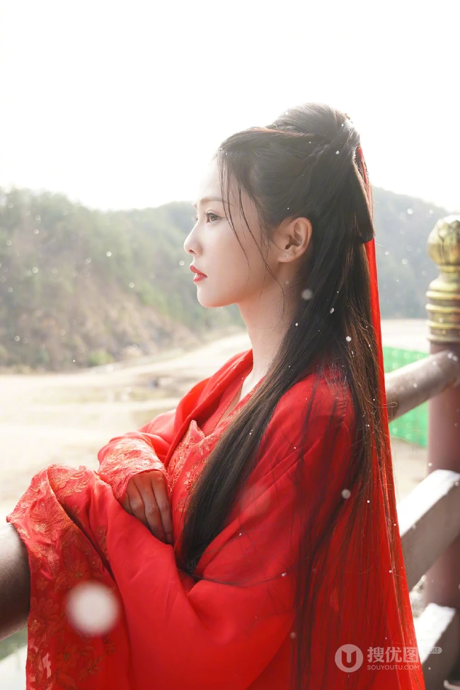 白鹿一袭古风新娘装红裙造型凄柔美丽，电视剧《周生如故》幕后写真照