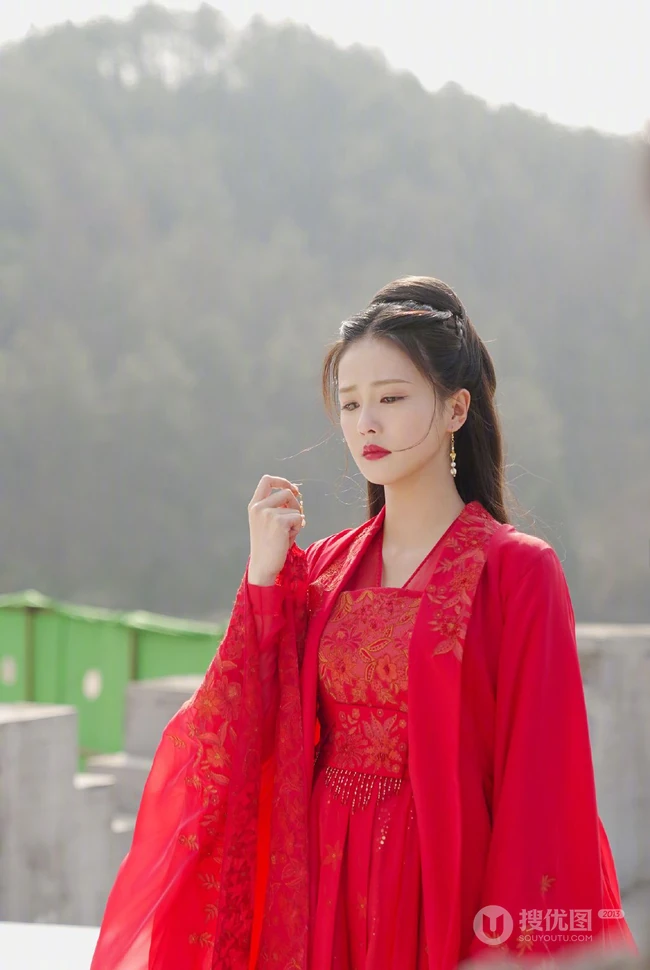 白鹿一袭古风新娘装红裙造型凄柔美丽，电视剧《周生如故》幕后写真照