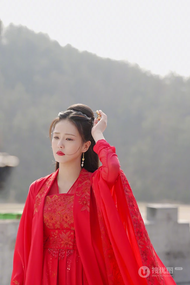 白鹿一袭古风新娘装红裙造型凄柔美丽，电视剧《周生如故》幕后写真照