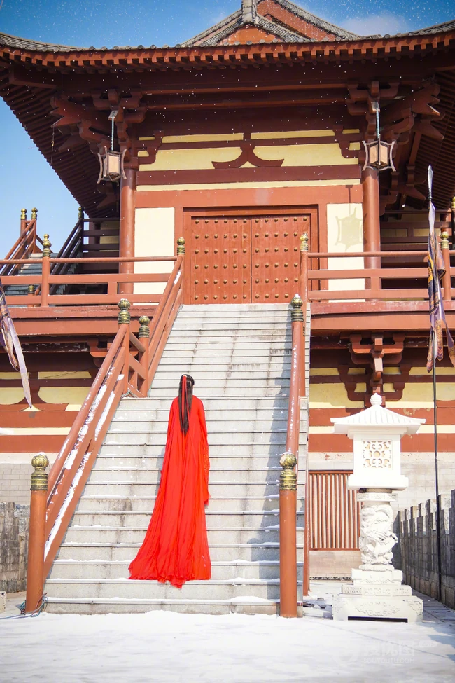 白鹿一袭古风新娘装红裙造型凄柔美丽，电视剧《周生如故》幕后写真照
