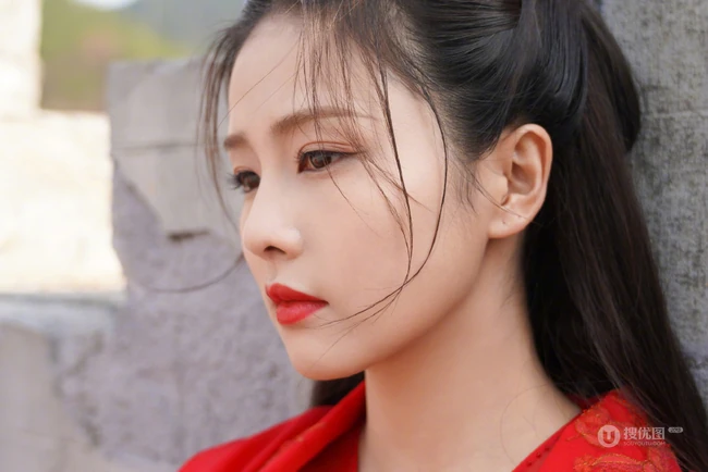 白鹿一袭古风新娘装红裙造型凄柔美丽，电视剧《周生如故》幕后写真照