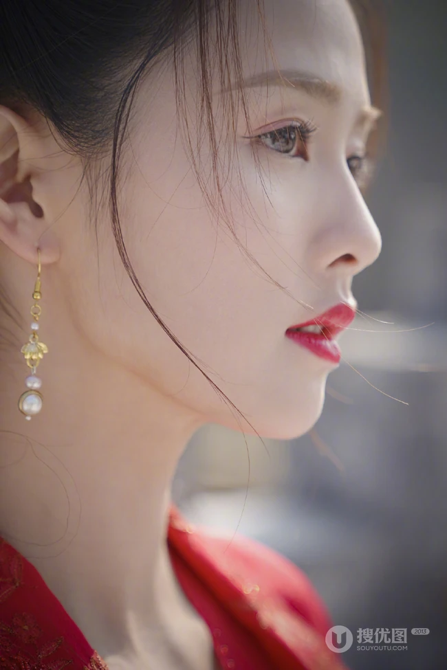 白鹿一袭古风新娘装红裙造型凄柔美丽，电视剧《周生如故》幕后写真照