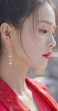 白鹿一袭古风新娘装红裙造型凄柔美丽，电视剧《周生如故》幕后写真照