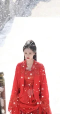 白鹿一袭古风新娘装红裙造型凄柔美丽，电视剧《周生如故》幕后写真照