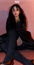 外形甜美，烟嗓歌喉的女明星宋雨琦气质个性秋装穿搭登杂志图片