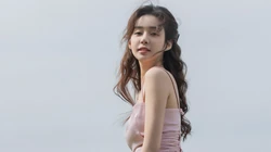 郑和惠子性感粉色吊带裙户外草地清新甜美写真壁纸图片