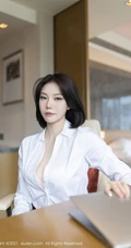 气质女生安然最新职业装OL室内照，白衬衫搭配黑色短裙袜装高跟，高挑线条感尽显