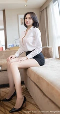 气质女生安然最新职业装OL室内照，白衬衫搭配黑色短裙袜装高跟，高挑线条感尽显
