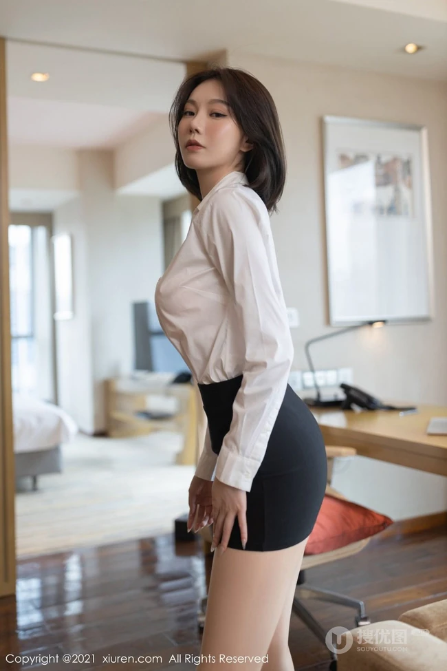气质女生安然最新职业装OL室内照，白衬衫搭配黑色短裙袜装高跟，高挑线条感尽显