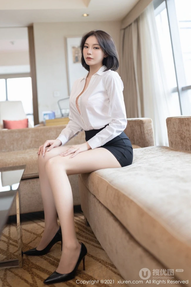 气质女生安然最新职业装OL室内照，白衬衫搭配黑色短裙袜装高跟，高挑线条感尽显