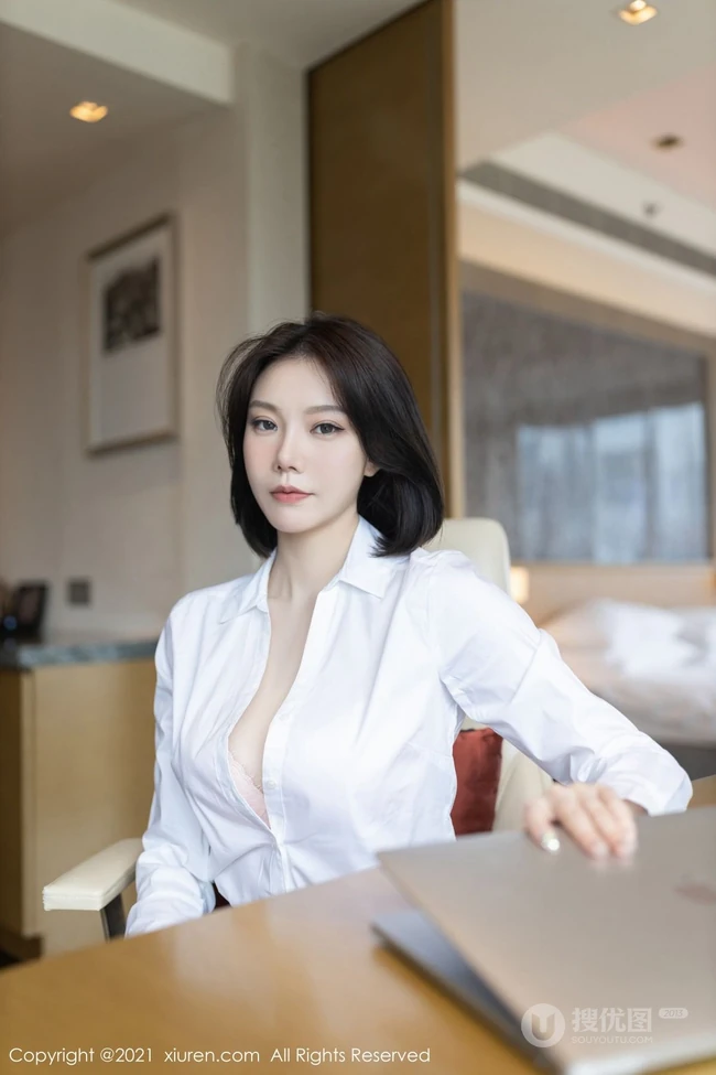 气质女生安然最新职业装OL室内照，白衬衫搭配黑色短裙袜装高跟，高挑线条感尽显