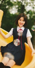 毛晓彤黑色连衣裙可爱穿搭游乐园童趣十足玩耍写真照片