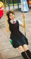 毛晓彤黑色连衣裙可爱穿搭游乐园童趣十足玩耍写真照片