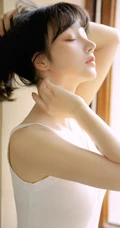 精致小脸，高颜值新疆少女清新清新白色肩带连衣裙居家窗前温暖写真图集