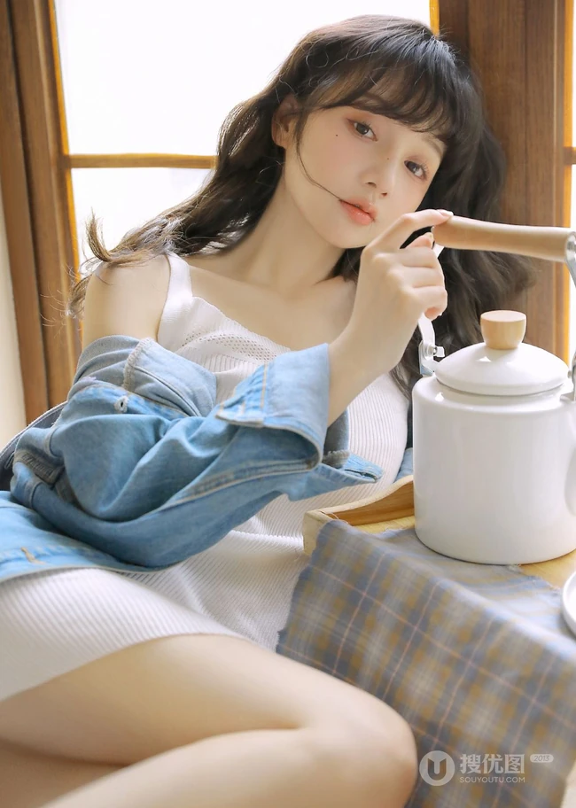 精致小脸，高颜值新疆少女清新清新白色肩带连衣裙居家窗前温暖写真图集